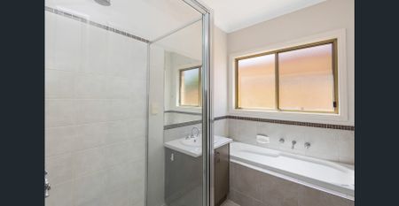 MMACULATE TOWNHOUSE - CLOSE AND CONVENIENT - Photo 5