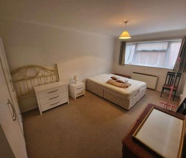 Large Bed Flat With Balcony In Windsor Court, Luton, LU1 - Photo 2