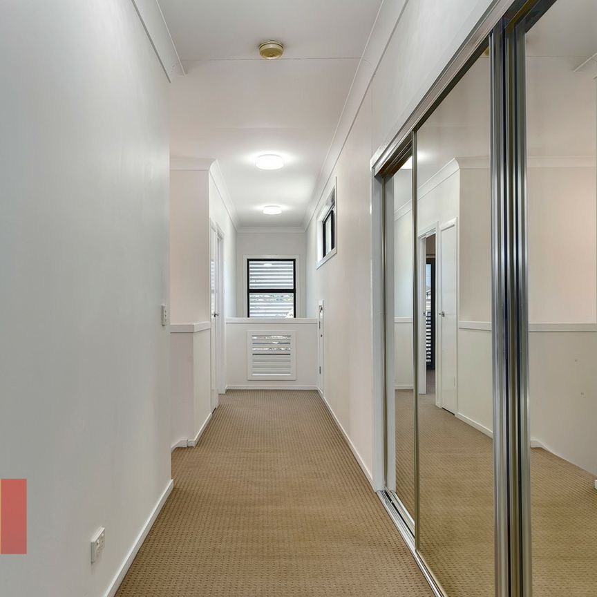 MODERN SPACIOUS 4 BEDROOM HOME WITH AIR CON - Photo 1