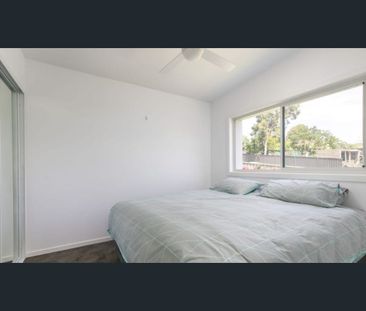 Stylish Two Bedroom flat with a good size yard - Photo 2