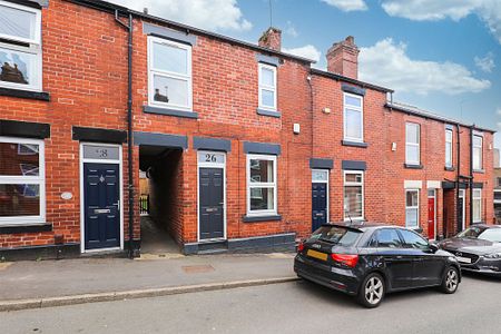 3 bedroom Terraced House to rent - Photo 2