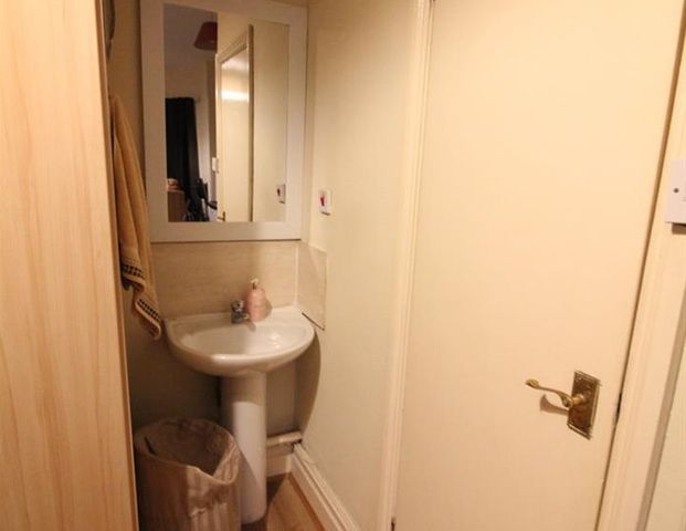 Hanger Lane, Ealing, London - Photo 1