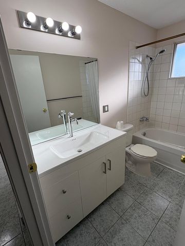 House in NW - Photo 4