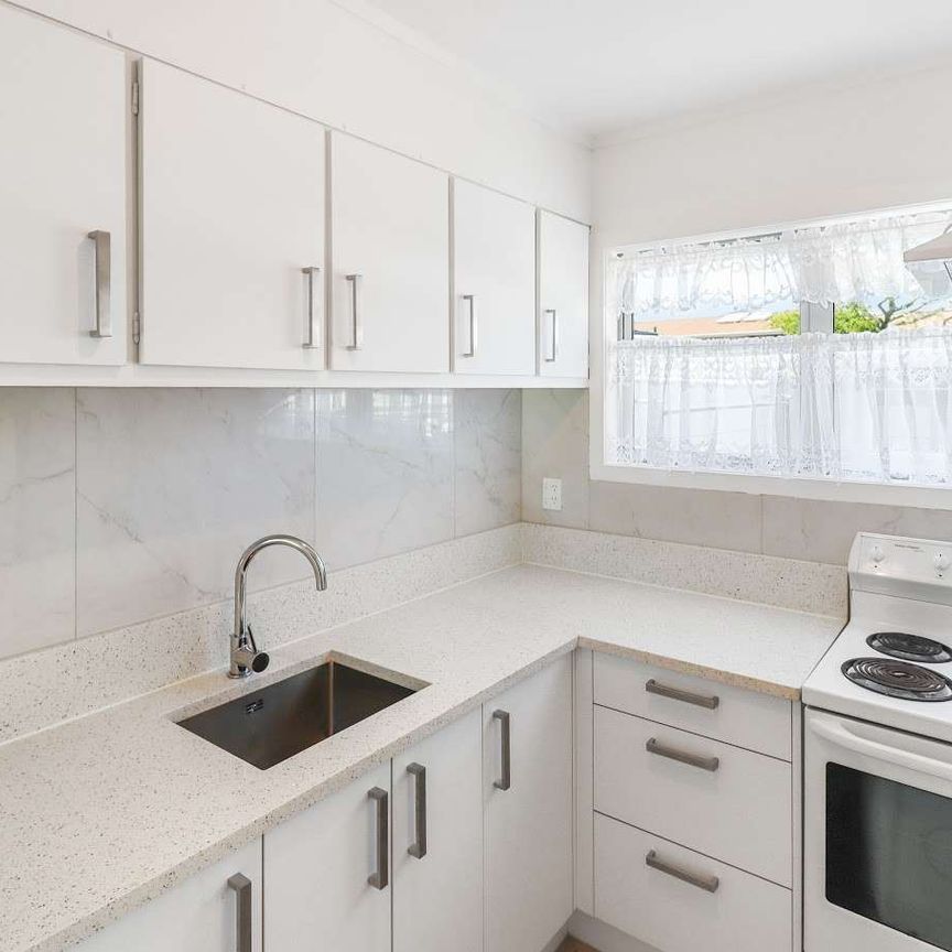 2-Bedroom in Papatoetoe - Newly Renovated - Photo 1