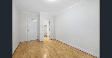 Stylish one-bedroom with private courtyard - Photo 4