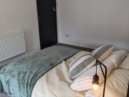 Newly Refurbished HMO! Room 4 - Photo 2