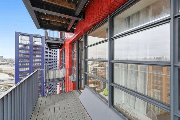 Set within a striking docklands development, this chic 1 bed apartment is set on the 17th floor boasting views of the city skyline from a private balcony. - Photo 1