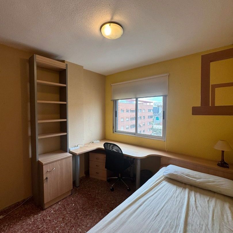 Piso de alquiler en Carrer de Pere Aleixandre, Mont-Olivet - Photo 1