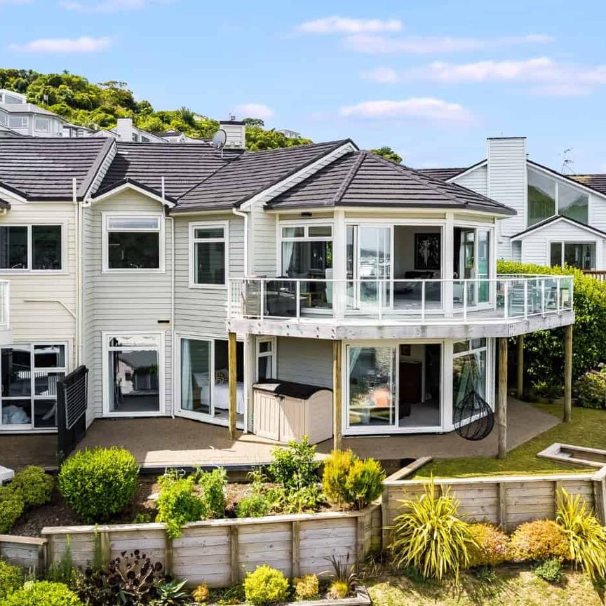 Contemporary Haven with Panoramic Water and City Skyline Views. - Photo 1