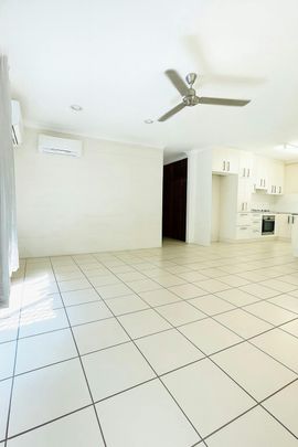 BEAUTIFUL FAMILY HOME WITH POOL - Photo 1