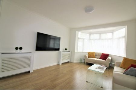 3 bed Semi-detached in Gloucester Gardens , Cockfosters, EN4 0QP - Photo 3