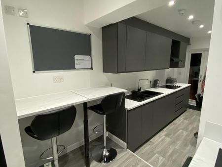 6 bedroom semi-detached house to rent - Photo 5