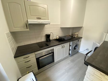 À Louer : Appartement T2 Meublé à Nîmes - Confort et Proximité de la ville - Photo 2