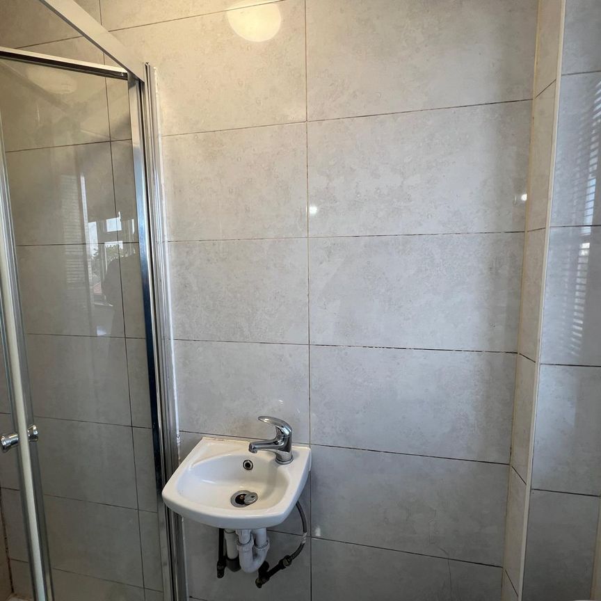 Self contained studio flat close to ilford station- 900 pcm -dss accepted - Photo 1