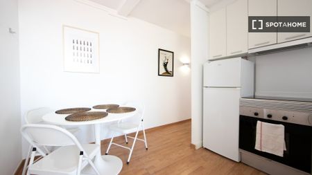 barcelona, Catalonia 08006 - Photo 3