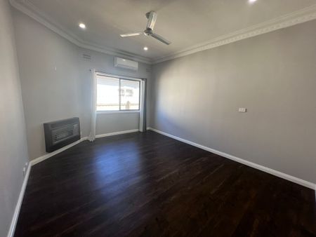 Great House in Quiet Street - Including Granny Flat - Photo 4