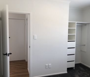 Brick n Tile Beauty - Refurbished Three Bedroom Apartment - Photo 1