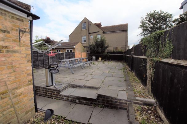 Queens Avenue, Watford - Photo 1
