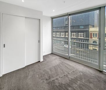 Stylish Inner-City Apartment with Balcony & Car Park - Photo 5
