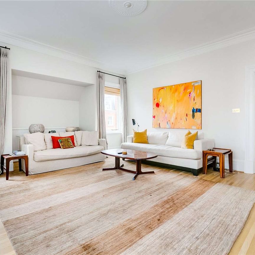 Impressive newly refurbished Mayfair apartment in block with porter. - Photo 1