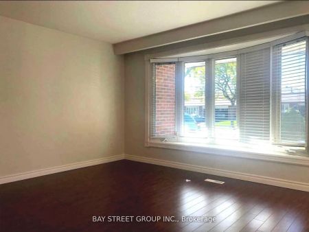 641 Eaglemount Crescent #Upper - Photo 4