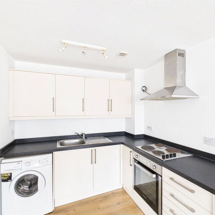 Staines Road West, Ashford, TW15 - Photo 1