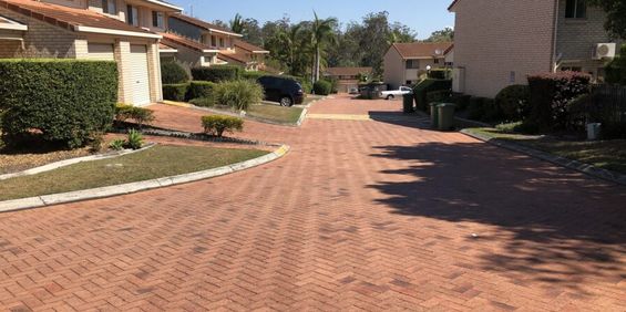 Air conditioned & Renovated 3 Bedrooms Townhouse - Photo 3