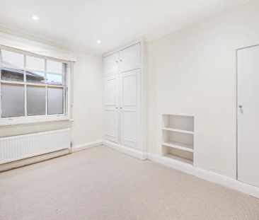 3 bedroom flat in London - Photo 2