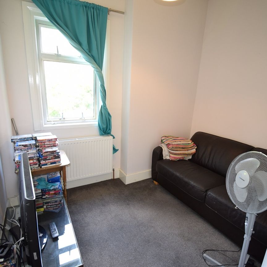 Room in a Shared House, James Avenue, NW2 - Photo 1