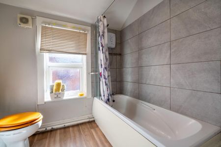 3 bedroom terraced house to rent - Photo 2