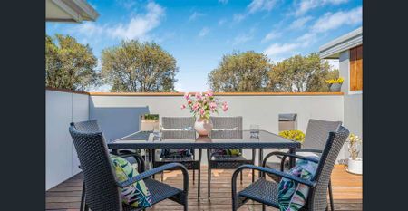 Fully Furnished Coastal Retreat in a Premium Bayside Pocket - Photo 3