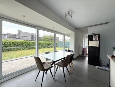 Mooie instapklare villa gelegen in een rustige en recente woonwijk - Foto 3