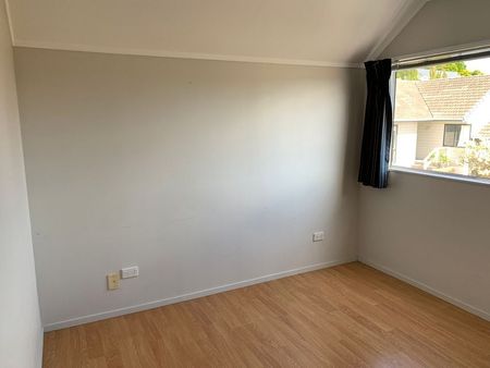 3 Bedroom House in Central Auckland Suburb! - Photo 3