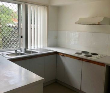 Beautifully Presented 3 Bedroom Townhouse!! - Photo 2