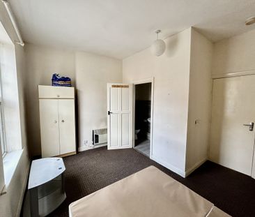 A first floor spacious flat very close to city centre and train sta... - Photo 5