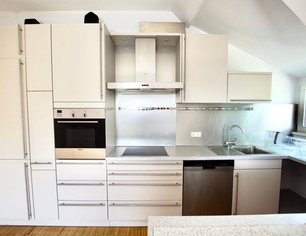 Renovierte Dachgeschosswohnung in Bestlage! - Foto 1