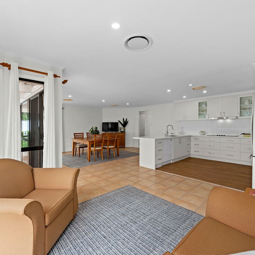 6 Coventry Cct, Carindale QLD 4152 - House For Rent | Domain - Photo 1