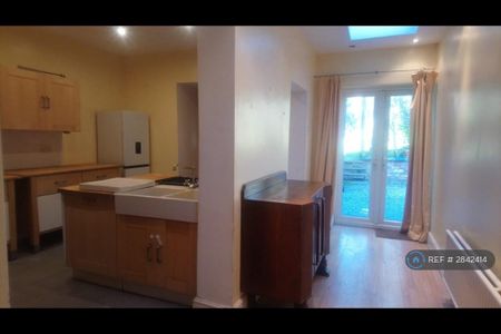 4 bedroom semi-detached house to rent - Photo 5