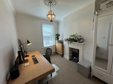 Beautifully Renovated 3-Bed Victorian Home in well-connected South London – 6 month let - Photo 2