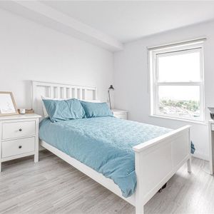 2 bedroom flat in London - Photo 2