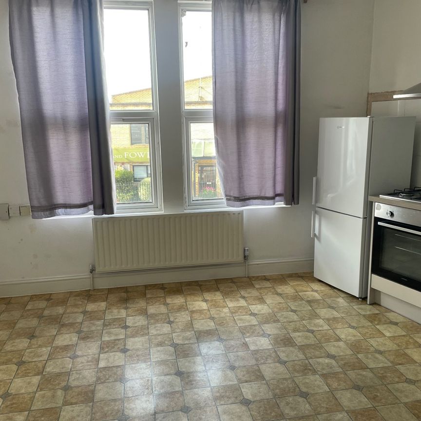 2 Bed Flat, Garratt Lane, SW18 - Photo 1