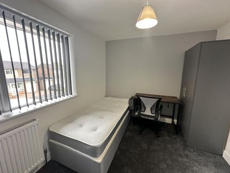 4 bedroom semi-detached house to rent - Photo 5