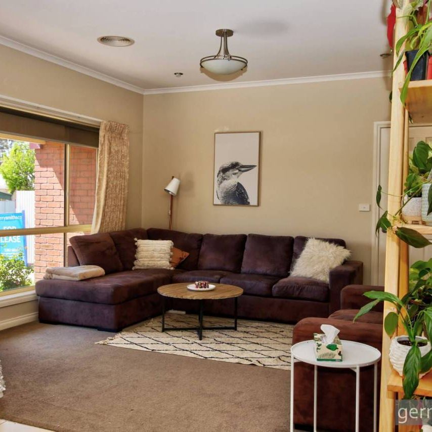 MODERN 3 BEDROOM TOWNHOUSE. - Photo 1