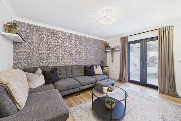 5 bedroom bungalow to rent - Photo 1