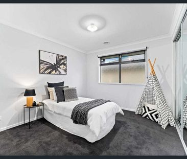 Spectacular New 5 Bed Family Home at 10 Medallion Boulevard, Tarneit - Photo 1