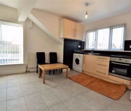 2 bedroom Flat in Cardigan Road, Leeds - Photo 5