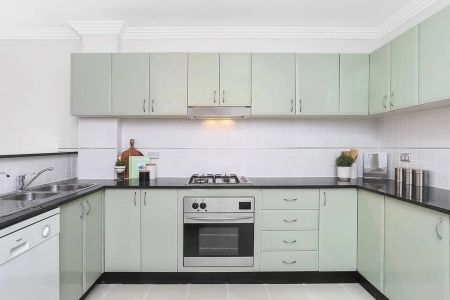 Large Modern Apartment in Popular complex - Photo 5