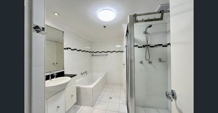 Spacious 1-Bedroom Apartment in the Heart of Sydney CBD with Balcony and Stunning Views - Photo 3