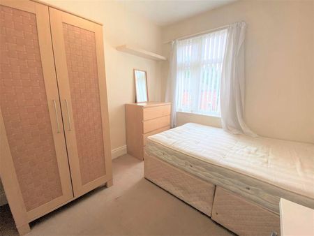 3 bedroom flat to rent - Photo 4