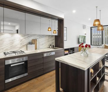 Sophisticated designer haven in an ultra-convenient location - Photo 1